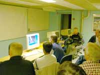 Knud viser hvordan han har sine billeder liggende p� sin Macintosh